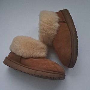 UGG Tan and Cream Sheepskin Slippers Cozy Comfort